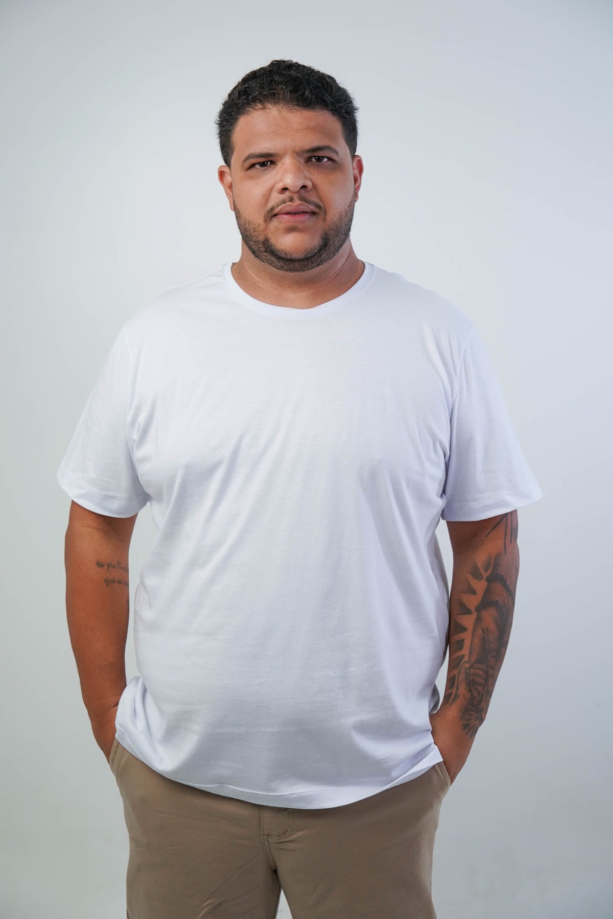 CAMISETA BÁSICA GOLA REDONDA LISA PLUS