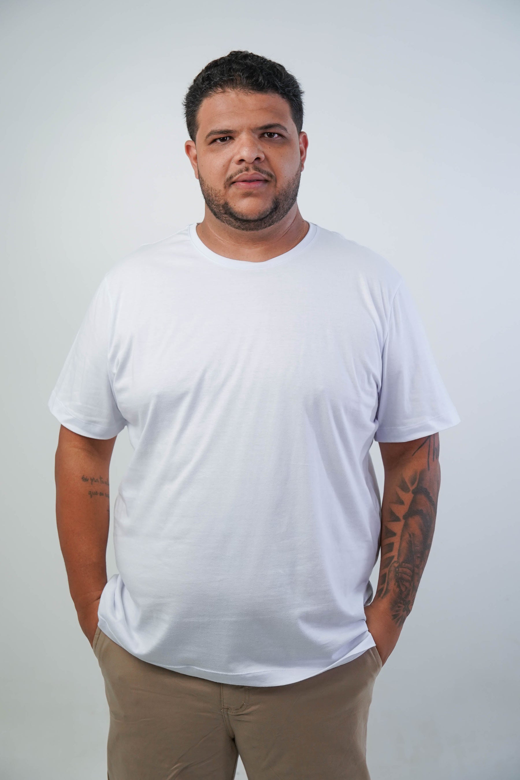 CAMISETA BÁSICA GOLA REDONDA LISA PLUS